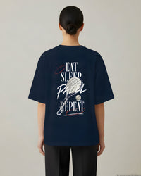 REVØRA Eat Sleep Padel Repeat – Oversized Shirt in French Navy, getragen, Rückenprint, KI-generierte Abbildung