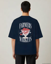REVØRA Farmers Markets – Oversized Shirt in French Navy, getragen, Rückenprint, KI-generierte Abbildung
