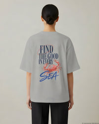 REVØRA Find The Good In Every Sea – Oversized Shirt in Heather Grey, getragen, Rückenprint, KI-generierte Abbildung