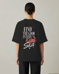 REVØRA Find The Good In Every Sea – Oversized Shirt in Black, getragen, Rückenprint, KI-generierte Abbildung
