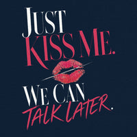 REVØRA Just Kiss Me – Oversized Shirt in French Navy, Rückenprint aus der Nähe