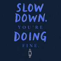 REVØRA Slow Down You're Doing Fine – Oversized Shirt in French Navy, Rückenprint aus der Nähe
