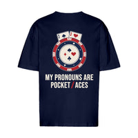 REVØRA My Pronouns Are Pocket Aces Oversized T-Shirt – Oversized Shirt in French Navy, Rückansicht