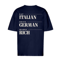REVØRA Eat Italian Drive German Marry Rich Oversized T-Shirt – Oversized Shirt in French Navy, Rückansicht