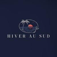REVØRA Hiver au Sud – Longsleeve in French Navy, Rückenprint aus der Nähe, KI-generierte Abbildung
