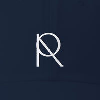 REVØRA RØ – Dad Cap in French Navy, RØ aus der Nähe, KI-generierte Abbildung