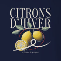 REVØRA Citrons d'Hiver – Longsleeve in French Navy, Rückenprint aus der Nähe, KI-generierte Abbildung