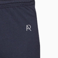 REVØRA RØ – Open-Hem-Jogger in French Navy, RØ aus der Nähe, KI-generierte Abbildung
