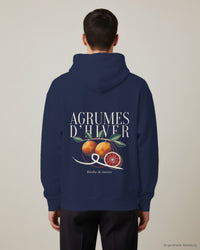 REVØRA Agrumes d'Hiver – Hoodie in French Navy, getragen, Rückenprint, KI-generierte Abbildung