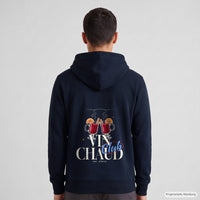 REVØRA Vin Chaud Club – Zip-Hoodie in French Navy, getragen, Rückansicht
