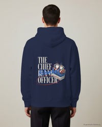 REVØRA The Chief Blanket Officer – Hoodie in French Navy, getragen, Rückenprint, KI-generierte Abbildung