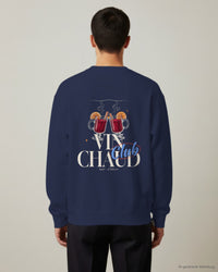 REVØRA Vin Chaud Club – Sweatshirt in French Navy, getragen, Rückenprint, KI-generierte Abbildung