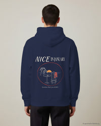REVØRA Nice In January – Hoodie in French Navy, getragen, Rückenprint, KI-generierte Abbildung