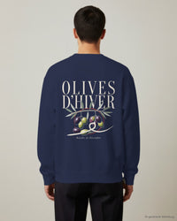REVØRA Olives d'Hiver – Sweatshirt in French Navy, getragen, Rückenprint, KI-generierte Abbildung