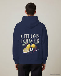REVØRA Citrons d'Hiver – Hoodie in French Navy, getragen, Rückenprint, KI-generierte Abbildung