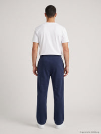 REVØRA RØ – Open-Hem-Jogger in French Navy, getragen, Rückansicht, KI-generierte Abbildung