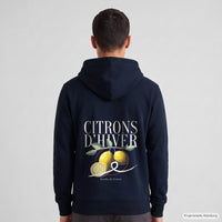 REVØRA Citrons d'Hiver – Zip-Hoodie in French Navy, getragen, Rückansicht