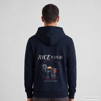 REVØRA Nice In January – Zip-Hoodie in French Navy, getragen, Rückansicht
