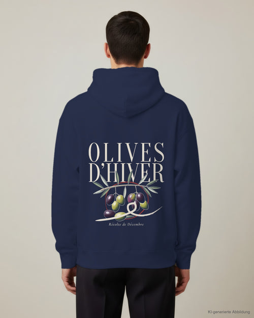 REVØRA Olives d'Hiver – Hoodie in French Navy, getragen, Rückenprint, KI-generierte Abbildung