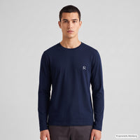 REVØRA La Dolce Vita – Longsleeve in French Navy, getragen, Vorderansicht, KI-generierte Abbildung