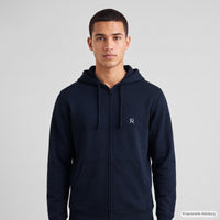 REVØRA Citrons d'Hiver – Zip-Hoodie in French Navy, getragen, Vorderansicht, KI-generierte Abbildung