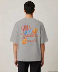 REVØRA Girls Just Wanna Aperitivo – Oversized Shirt in Heather Grey, getragen, Rückenprint, KI-generierte Abbildung