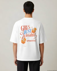 REVØRA Girls Just Wanna Aperitivo – Oversized Shirt in White, getragen, Rückenprint, KI-generierte Abbildung
