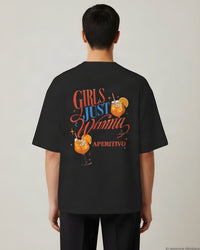REVØRA Girls Just Wanna Aperitivo – Oversized Shirt in Black, getragen, Rückenprint, KI-generierte Abbildung