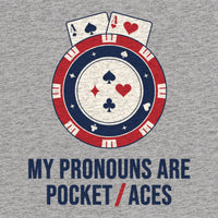 REVØRA My Pronouns Are Pocket Aces Oversized T-Shirt – Oversized Shirt in Heather Grey, Rückenprint aus der Nähe