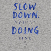 REVØRA Slow Down You're Doing Fine – Oversized Shirt in Heather Grey, Rückenprint aus der Nähe