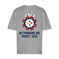REVØRA My Pronouns Are Pocket Aces Oversized T-Shirt – Oversized Shirt in Heather Grey, Rückansicht