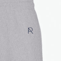 REVØRA RØ – Jogger in Heather Grey, RØ aus der Nähe, KI-generierte Abbildung