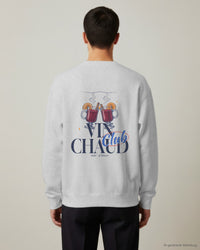 REVØRA Vin Chaud Club – Sweatshirt in Heather Grey, getragen, Rückenprint, KI-generierte Abbildung