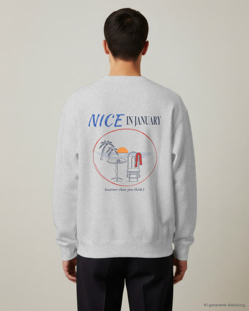 REVØRA Nice In January – Sweatshirt in Heather Grey, getragen, Rückenprint, KI-generierte Abbildung