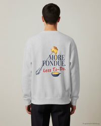REVØRA More Fondue, Less To-Do – Sweatshirt in Heather Grey, getragen, Rückenprint, KI-generierte Abbildung
