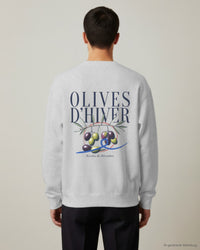 REVØRA Olives d'Hiver – Sweatshirt in Heather Grey, getragen, Rückenprint, KI-generierte Abbildung
