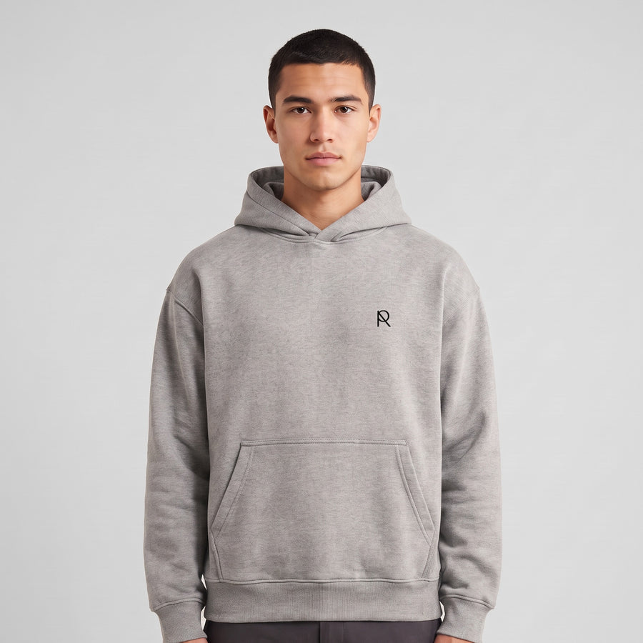 REVØRA RØ – Hoodie in Heather Grey, getragen, Vorderansicht, KI-generierte Abbildung