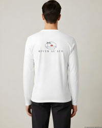 REVØRA Hiver au Sud – Longsleeve in White, getragen, Rückenprint, KI-generierte Abbildung