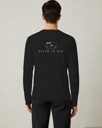 REVØRA Hiver au Sud – Longsleeve in Black, getragen, Rückenprint, KI-generierte Abbildung