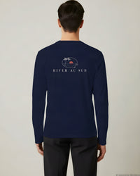 REVØRA Hiver au Sud – Longsleeve in French Navy, getragen, Rückenprint, KI-generierte Abbildung