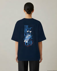 REVØRA Hot Girl CFO – Oversized Shirt in French Navy, getragen, Rückenprint, KI-generierte Abbildung