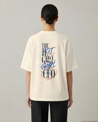 REVØRA Hot Girl CFO – Oversized Shirt in Natural Raw, getragen, Rückenprint, KI-generierte Abbildung