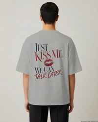REVØRA Just Kiss Me – Oversized Shirt in Heather Grey, getragen, Rückenprint, KI-generierte Abbildung