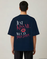 REVØRA Just Kiss Me – Oversized Shirt in French Navy, getragen, Rückenprint, KI-generierte Abbildung