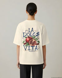 REVØRA La Dolce Vita Pomegranate – Oversized Shirt in Natural Raw, getragen, Rückenprint, KI-generierte Abbildung