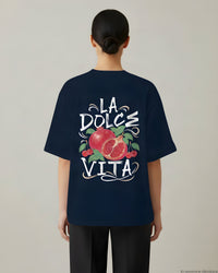 REVØRA La Dolce Vita Pomegranate – Oversized Shirt in French Navy, getragen, Rückenprint, KI-generierte Abbildung