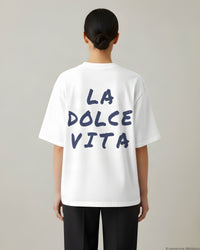 REVØRA La Dolce Vita – Oversized Shirt in White, getragen, Rückenprint, KI-generierte Abbildung