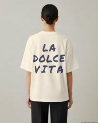 REVØRA La Dolce Vita – Oversized Shirt in Natural Raw, getragen, Rückenprint, KI-generierte Abbildung