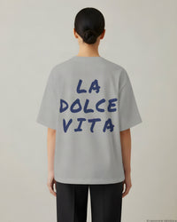 REVØRA La Dolce Vita – Oversized Shirt in Heather Grey, getragen, Rückenprint, KI-generierte Abbildung