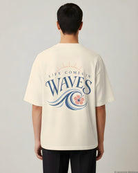 REVØRA Life Comes In Waves – Oversized Shirt in Natural Raw, getragen, Rückenprint, KI-generierte Abbildung
